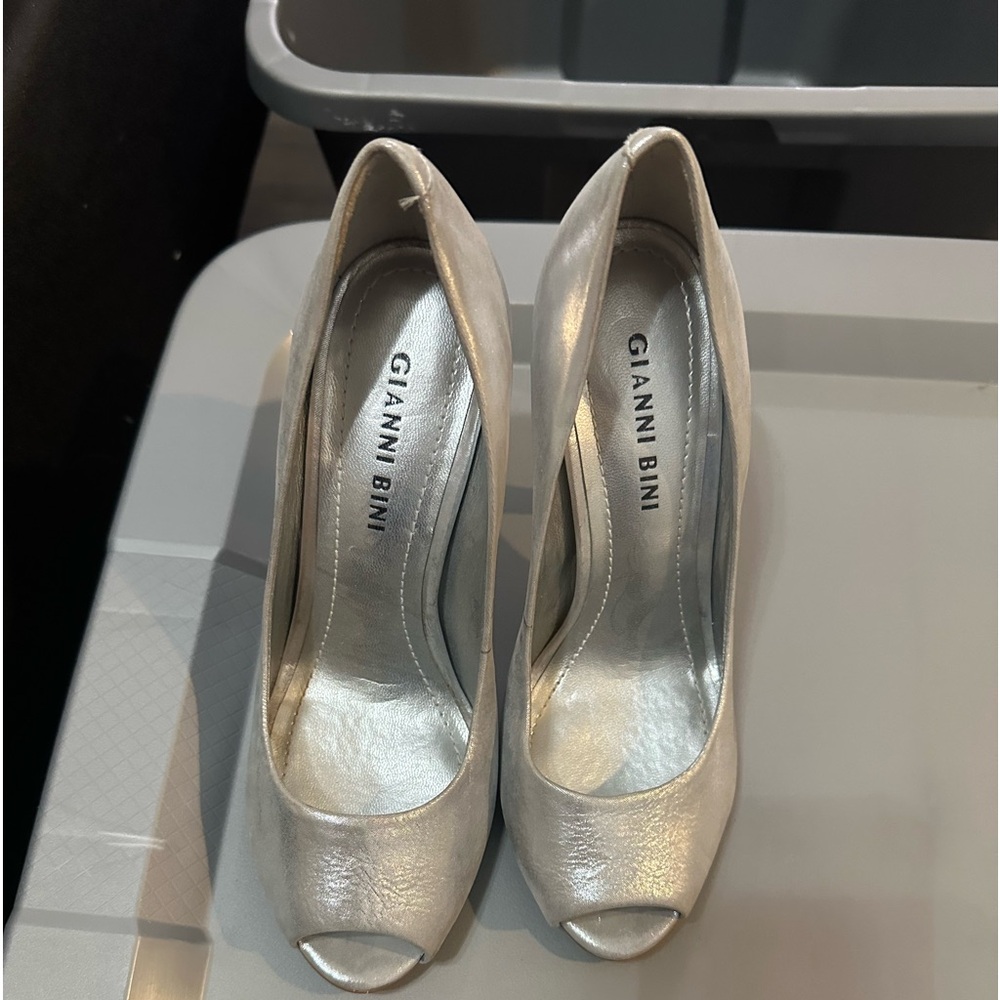 Gianni Bini, open toe, silver, great condition, 3-4 inch heels